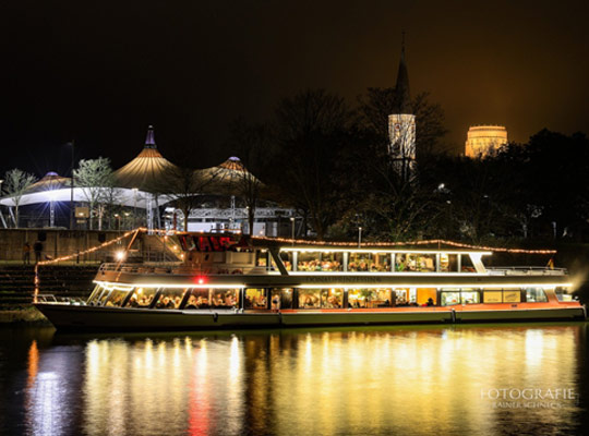festlich beleuchtete MS Donauprinzessin bei Nacht