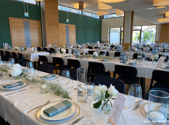 schön und modern eingedeckter Speisesaal