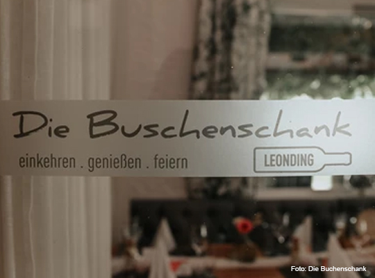 beschriftete Glaseingangstüre in Die Buchenschank