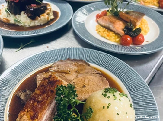 Nahansicht von drei Speisetellern mit lokalen Gerichten