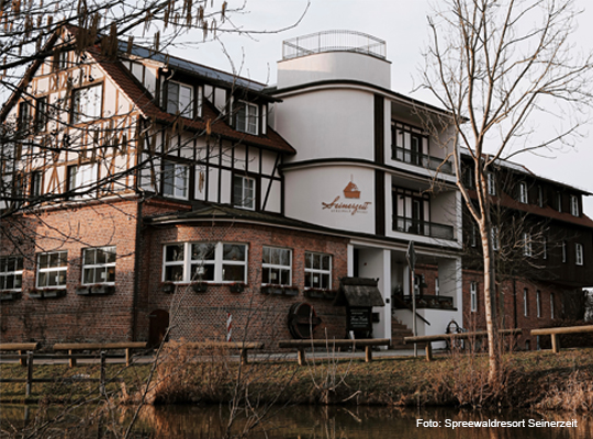 Außenansicht mit Klinkersteinen des Spreewaldresorts Seinerzeit