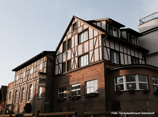 Frontansicht mit Fachwerk und Klinkersteinen