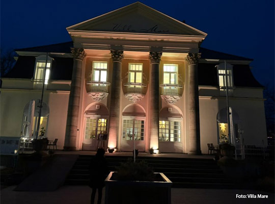schön beleuchtete Villa Mare bei Nacht