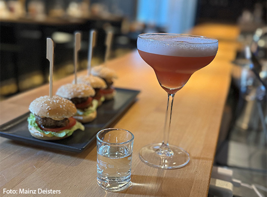 Nahaufnahme von Mini Burgern und einem Getränk