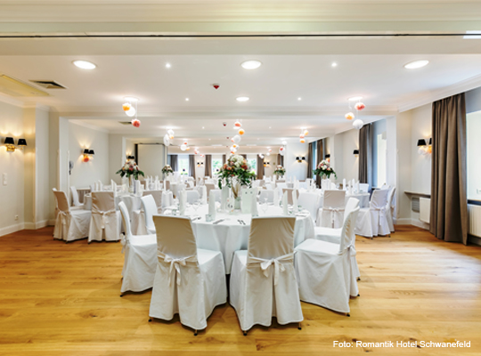 elegant in weiß gedeckte, große runde Tische