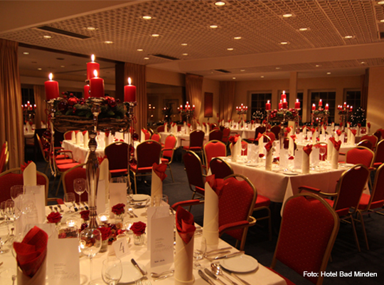 eleganter Speisesaal mit roten Stühlen und roten Kerzen