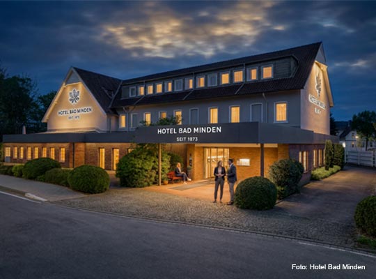 beleuchtete Außenansicht in Abenddämmerung