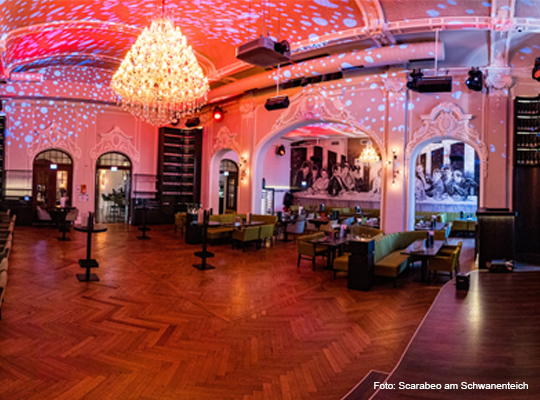 Tanzsaal mit toller Beleuchtung und Kronleuchter