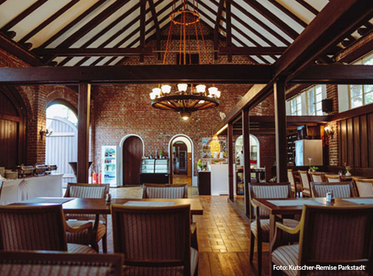 rustikaler Gastraum mit Backsteinwänden und Holzbalken