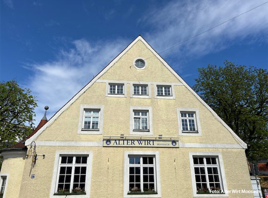 Hausansicht frontal des Restaurants Alter Wirt Moosach