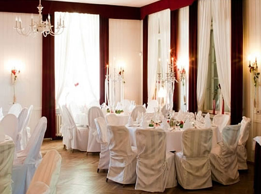Großer heller Saal und schöner Außenbereich im Grünen beim Kriminal Dinner Münster