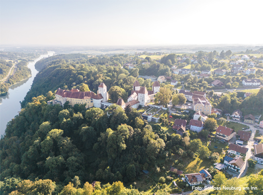 Luftbild des beeindruckenden Schlosses Neuburg am Inn