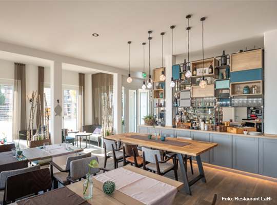 modernes Ambiente mit schöner Bar im Restaurant LaRi