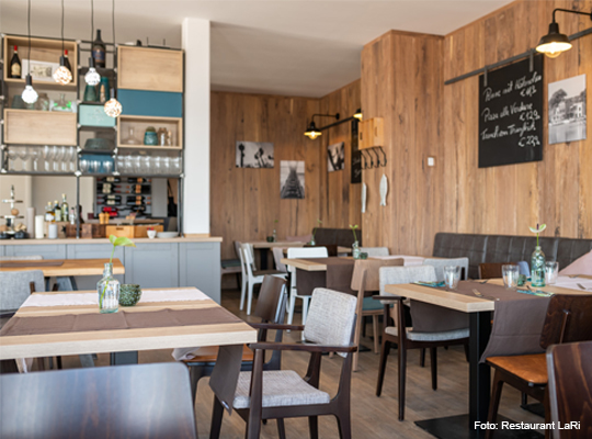 Blick in den freundliche, in braun Tönen gestalteten Gastraum 