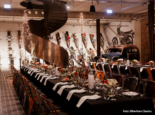 Außergewöhnlicher Gastraum mit Krafträdern an der Wand