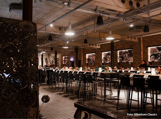 Besonderer Gastraum mit langer Bartisch-Speisetafel und Barhockern