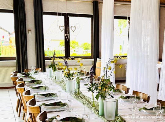 festlich gedeckte Tafel im Gasthaus Schornstein