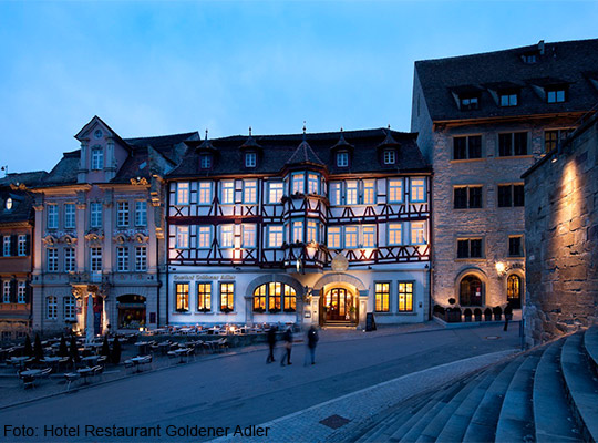 Großer Platz vor dem Gebäude, schöne Beleuchtung bei Dämmerung beim Krimidinner Schwäbisch Hall