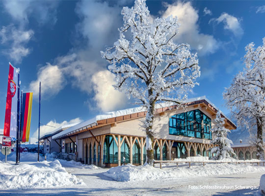 verschneite Außenansicht des Schlossbrauhaus Schwangau