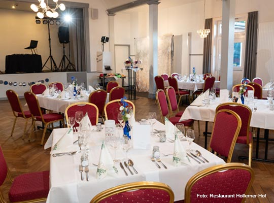 festlich gedeckte Tische im großen Speisesaal