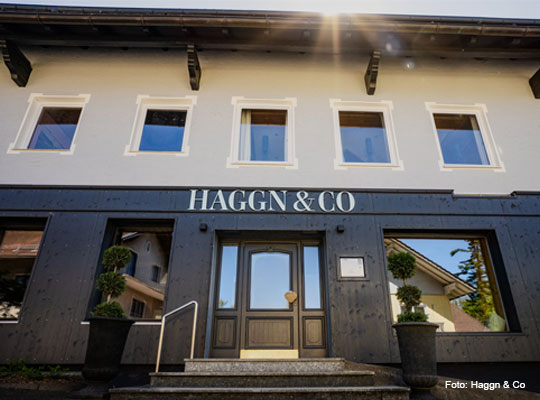 Frontansicht mit Schriftzug Haggn & Co über Eingang