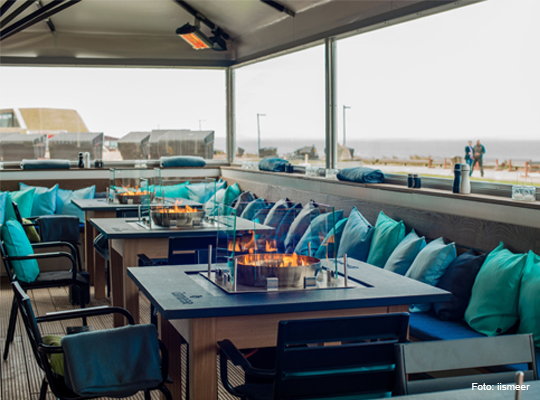 moderne Grilltische im Pavillionanbau