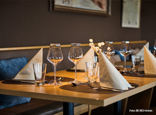 elegant gedeckter Tisch im BE BIO-HOtel