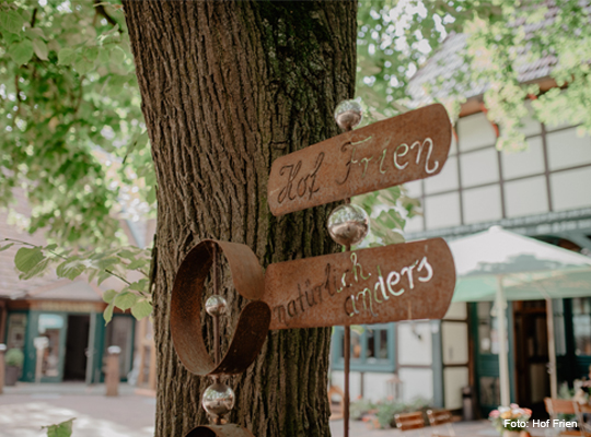 rustikale Schilder vor Hof Frien
