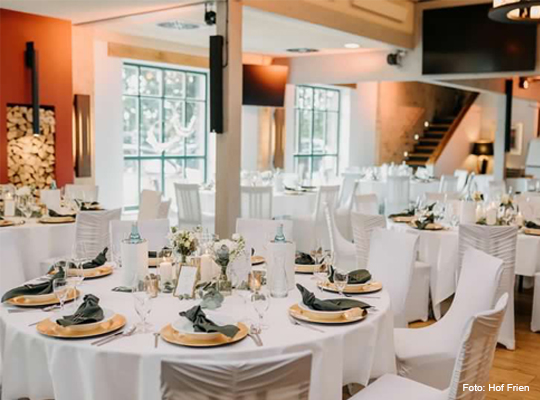 elegant gedeckte, große runde Tische