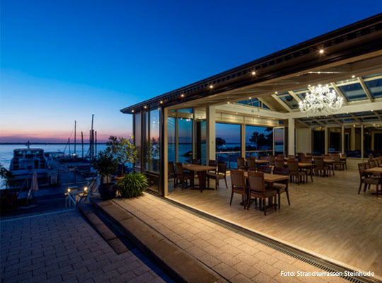 beleuchtete Strandterrasse in der Dämmerung