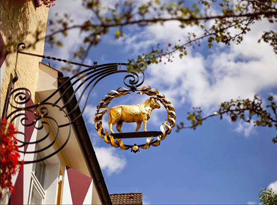 Vergoldetes Lamm als Symbolisches Zeichen vor dem Hotel Das Goldene Lamm