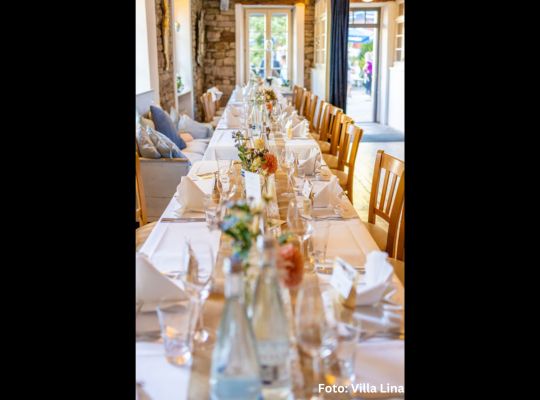 lange und dekorierte Tafel beim Krimidinner Bad Herrenalb