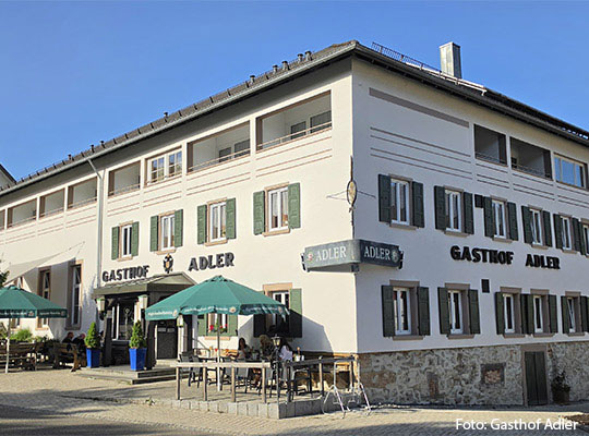 Außenansicht des Gasthauses mit blauem Himmel