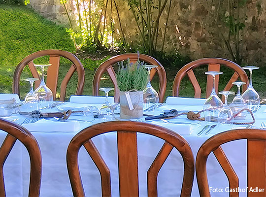 Nahaufnahme gedeckter Tisch im Außenbereich 