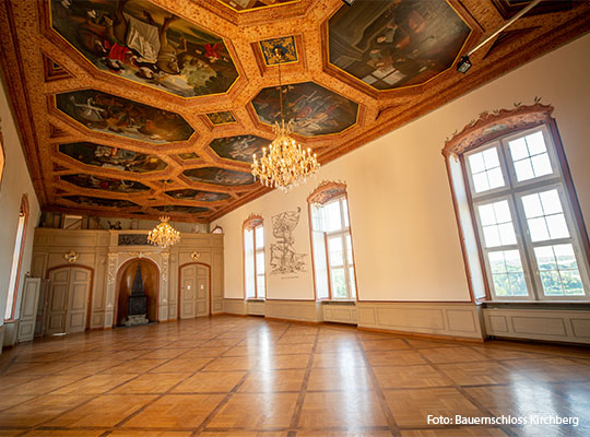 Langer Raum mit hoher Decke, ohne Stühle und Tische