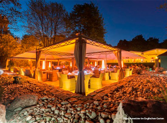 Pavillon mit weiß bezogenen Stühlen darunter