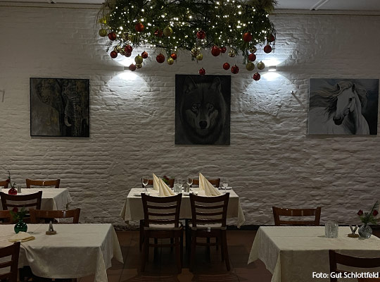 Schön gedeckte Tische im Gut Schlottfeld für unsere Krimidinner.