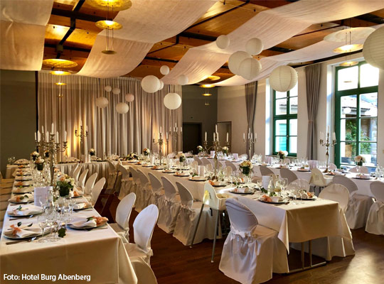 Schön gedeckte Tafel im Hotel Burg Abenberg in Schwabach