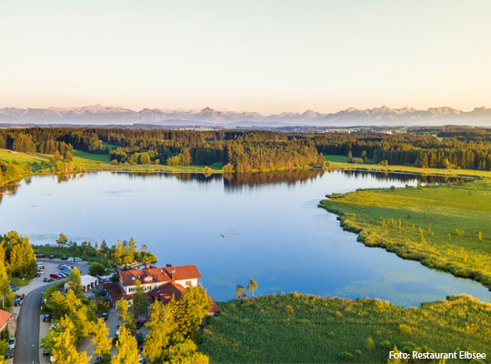 Malerische Luftansicht auf den Elbsee.