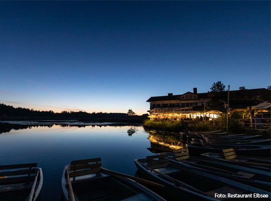 Ansicht des Restaurants Elbsee am Abend.