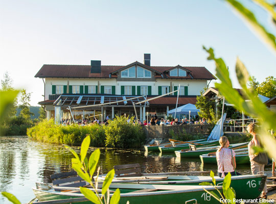 Schöne Außenansicht des Restaurants Elbsee bei strahlendem Sonnenschein.