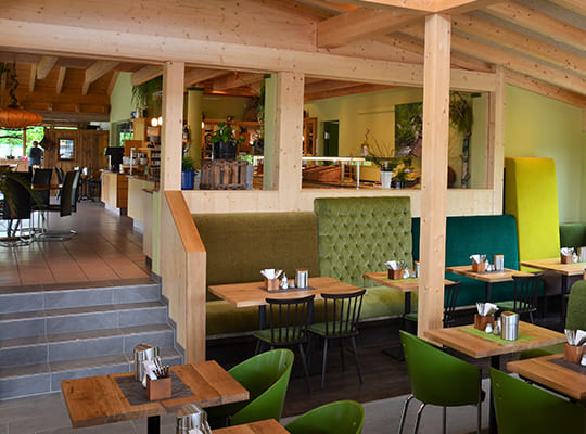 Modernisierte Inneneinrichtung kombiniert mit urigem Style. Viele bequeme Sitzmöglichkeiten im großen Restaurantbereich.