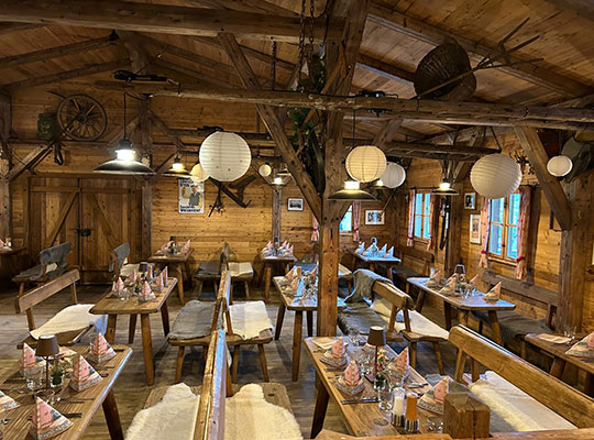 Uriger Gastraum mit viel Holz, gedeckte Tische beim Dinnerkrimi Augsburg