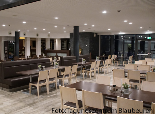 Modern gestalteter Raum im Tagungszentrum Blaubeuren