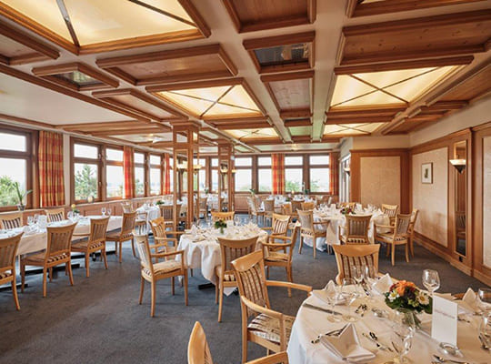 Mit Holz gestalteter Speisesaal gefüllt mit jeder Menge Sitzmöglichkeiten, optimal für ein Dinnerkrimi Bad Boll
