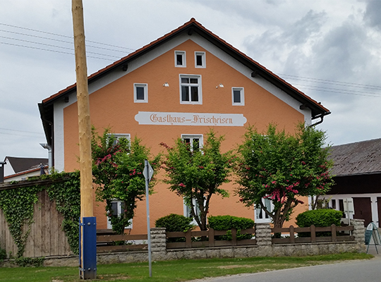 Der schöne Landgasthof Frischeisen von außen