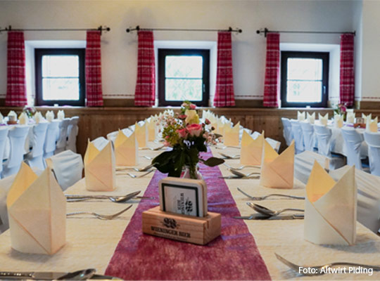 festlich gedeckte Tafel für das Krimidinner