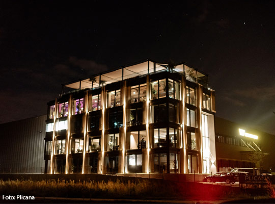 Schöne Außenansicht des Plicanas bei Nacht.