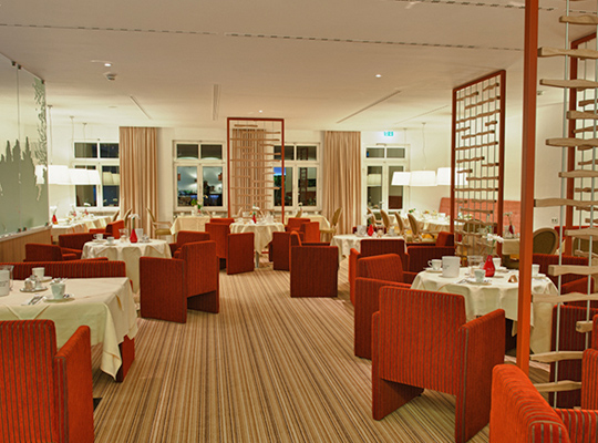 Modernes Mobiliar im stilvollen Restaurant beim Krimidinner Baden-Baden
