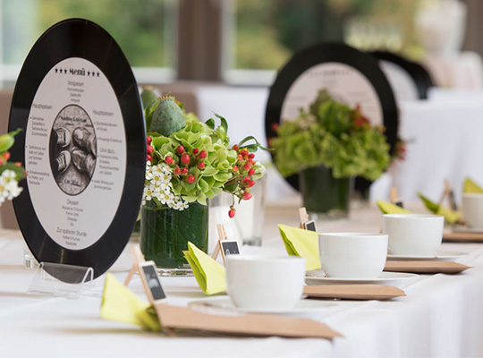 In hellen Farben eingedeckter Tisch beim Krimidinner Bamberg im Bootshaus